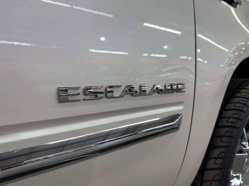 Used 2012 Cadillac Escalade Luxury AWD/4WD image 23