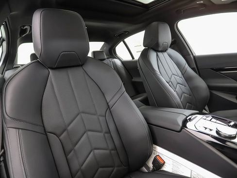 New 2026 BMW 530i xDrive w/ M Sport Package image 32