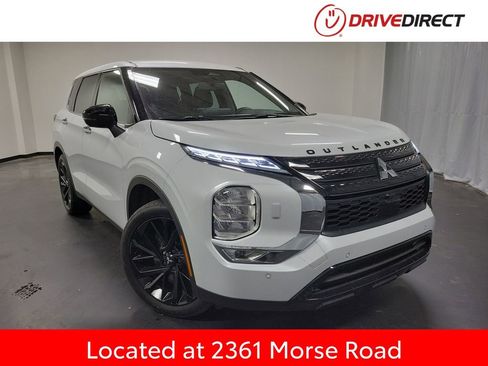 Used 2023 Mitsubishi Outlander SE image 1