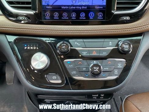 Used 2017 Chrysler Pacifica Limited FWD image 32