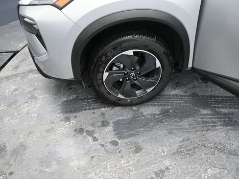 Used 2024 Nissan Rogue SV image 14