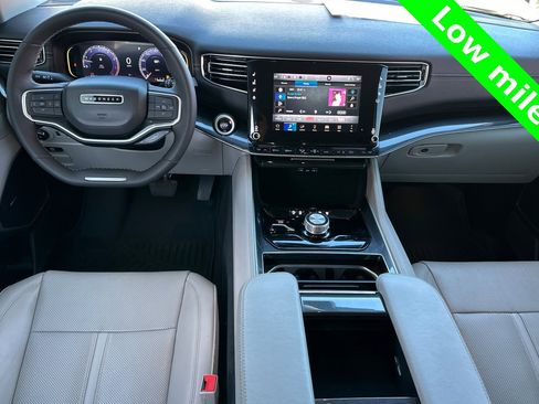 Used 2024 Jeep Wagoneer Base image 16