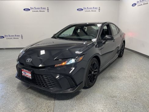 Used 2025 Toyota Camry SE image 3