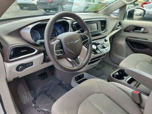 Used 2017 Chrysler Pacifica Touring Plus FWD image 19