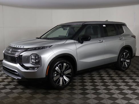 New 2025 Mitsubishi Outlander SE image 10