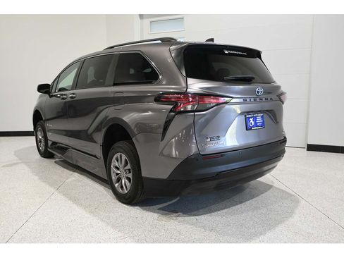 Used 2021 Toyota Sienna XLE w/ XLE Plus Package FWD image 8