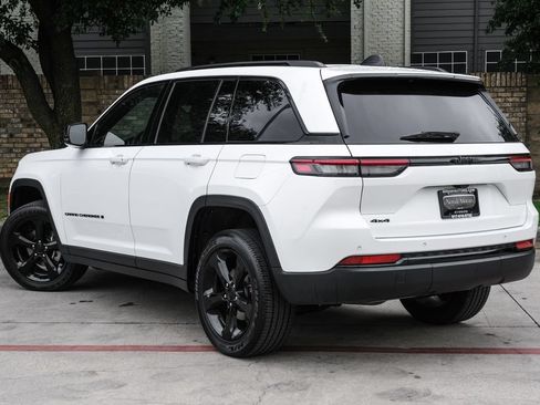 Used 2023 Jeep Grand Cherokee Altitude AWD/4WD image 19