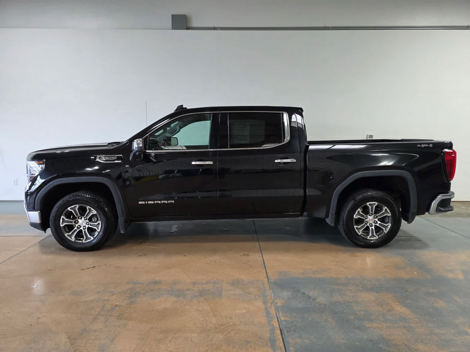 Used 2025 GMC Sierra 1500 SLT AWD/4WD image 2
