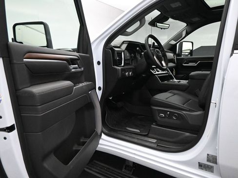 New 2026 GMC Sierra 3500 Denali w/ Denali Reserve Package image 9