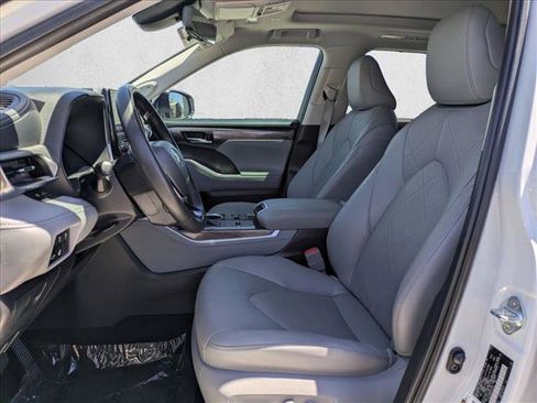 Certified 2024 Toyota Highlander Platinum FWD image 16