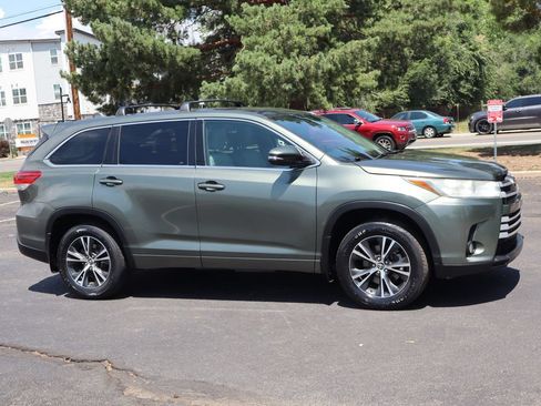 Used 2017 Toyota Highlander Plus w/ Carpet Mat Package AWD/4WD image 2