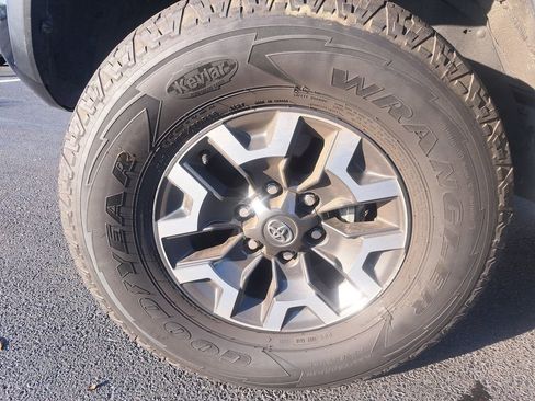 Used 2021 Toyota Tacoma TRD Off-Road image 7