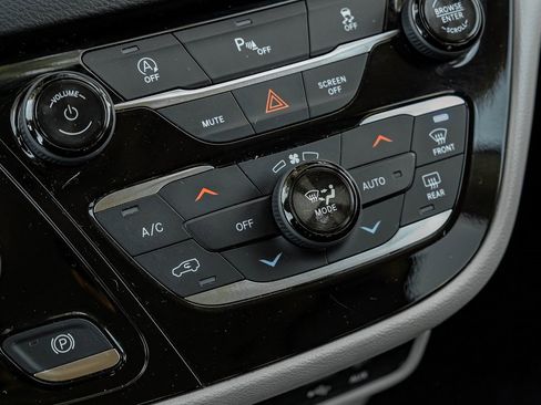 Used 2019 Chrysler Pacifica Touring-L image 32