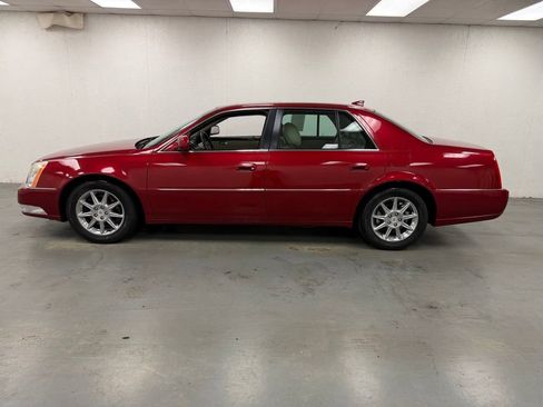 Used 2011 Cadillac DTS Luxury FWD image 2