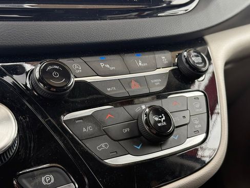 Used 2023 Chrysler Pacifica Touring-L FWD image 13