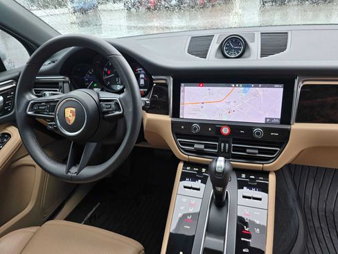 Used 2025 Porsche Macan AWD/4WD image 10