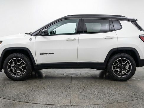 Used 2025 Jeep Compass Trailhawk AWD/4WD image 3