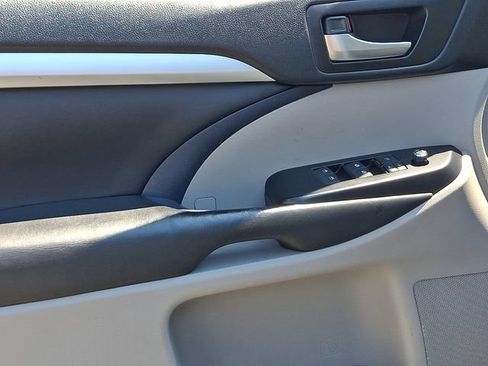 Used 2019 Toyota Highlander XLE FWD image 21