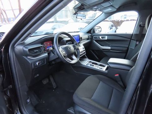 Used 2022 Ford Explorer XLT image 2