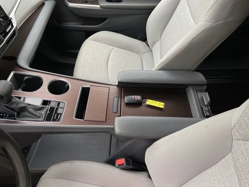 Used 2024 Toyota Sienna LE FWD image 22