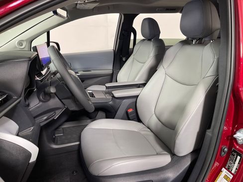 New 2026 Toyota Sienna XLE image 12