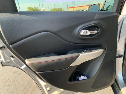 Used 2018 Jeep Cherokee Trailhawk AWD/4WD image 33