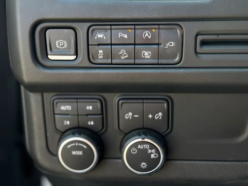 Used 2022 Chevrolet Tahoe Z71 w/ Luxury Package AWD/4WD image 10