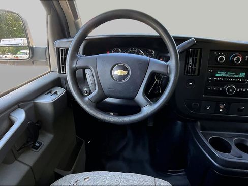 Used 2017 Chevrolet Express 3500 RWD image 6