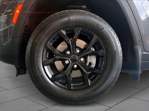 Used 2025 Jeep Grand Cherokee Altitude AWD/4WD image 10