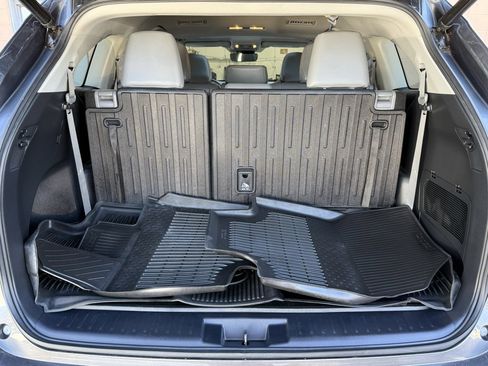 Used 2021 Toyota Highlander XLE image 18