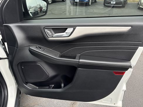 Used 2021 Ford Escape SE image 25