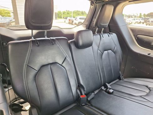 Used 2024 Chrysler Pacifica Limited FWD image 28