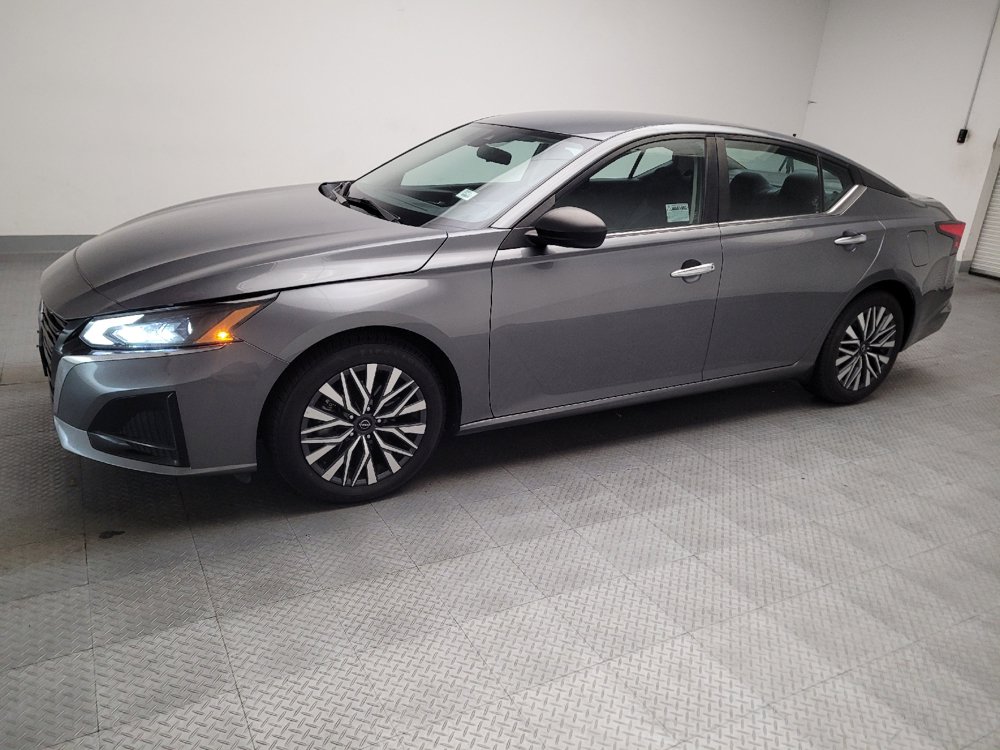 Used 2024 Nissan Altima 2.5 SV FWD image 2