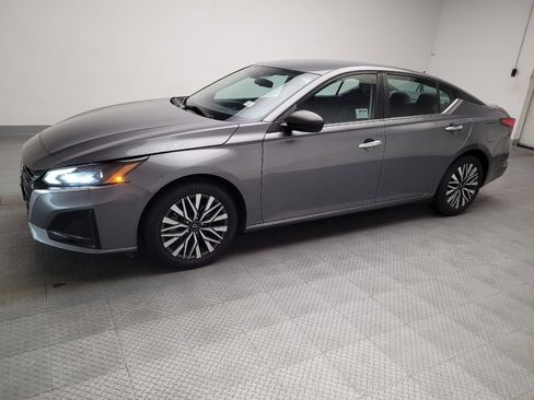 Used 2024 Nissan Altima 2.5 SV FWD image 2