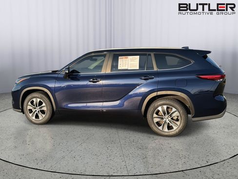Used 2023 Toyota Highlander XLE FWD image 3