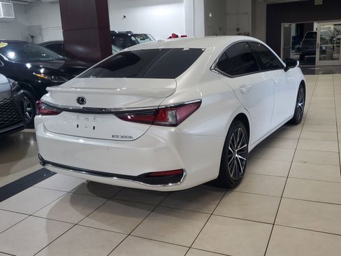 Used 2025 Lexus ES 300h w/ Premium Package image 8
