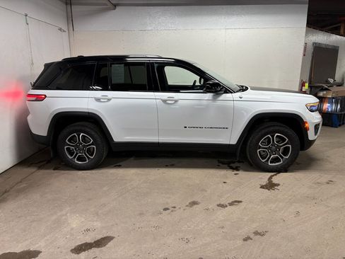 Used 2023 Jeep Grand Cherokee Trailhawk image 4