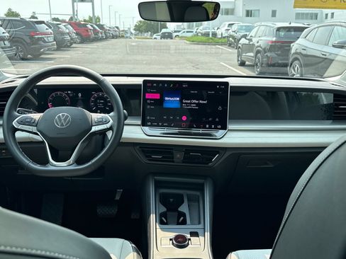 Used 2025 Volkswagen Tiguan SE w/ Panoramic Sunroof Package AWD/4WD image 13