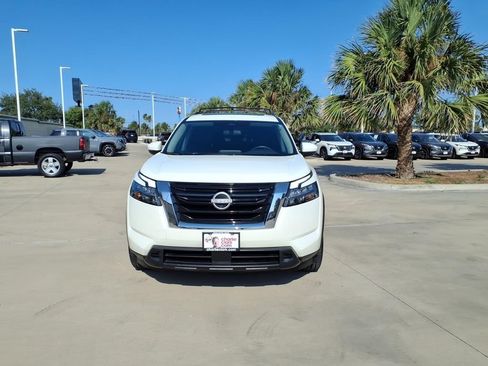 Used 2024 Nissan Pathfinder SV w/ SV Premium Package FWD image 8
