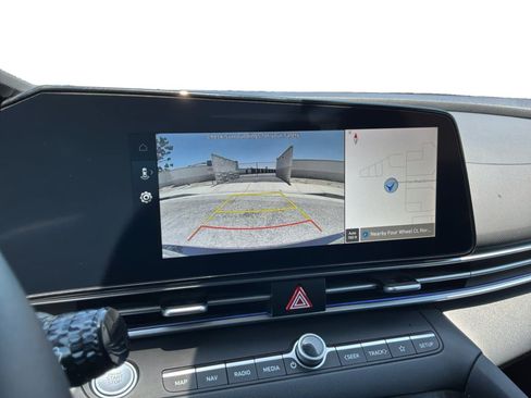 Used 2025 Hyundai Elantra Limited FWD image 13