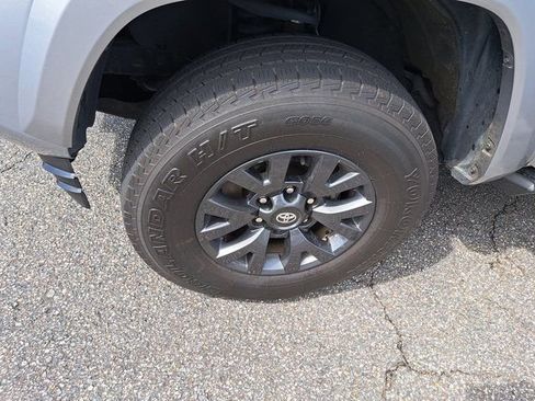 Used 2021 Toyota Tacoma SR5 RWD image 31