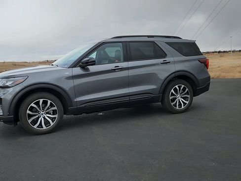 Used 2025 Ford Explorer ST-Line image 2