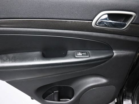 Used 2017 Jeep Grand Cherokee Altitude image 30