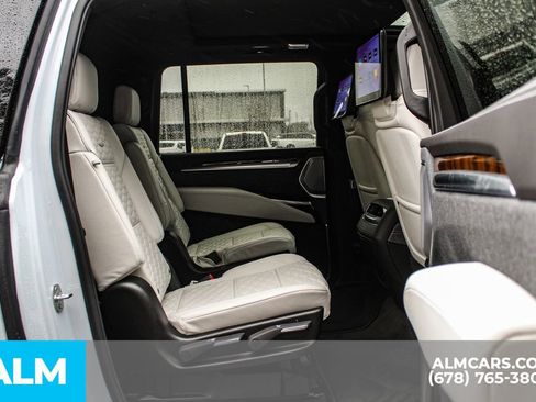 Used 2026 Cadillac Escalade ESV Platinum Sport image 21