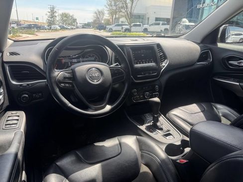 Used 2021 Jeep Cherokee Latitude Plus FWD image 3