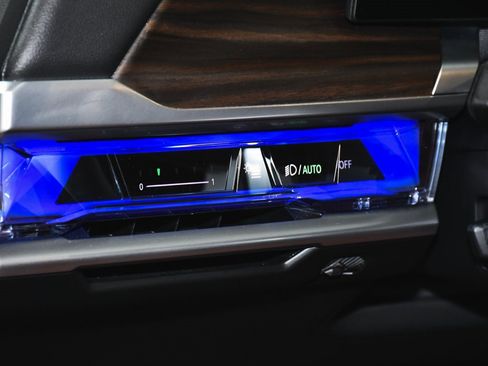 Used 2025 BMW 760i xDrive image 23