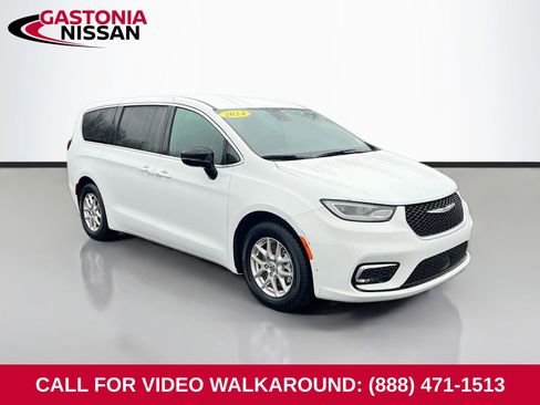 Used 2024 Chrysler Pacifica Touring image 1