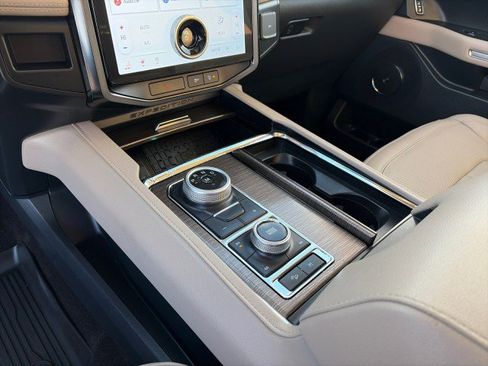 Used 2022 Ford Expedition Max Limited image 18