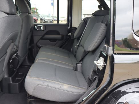 Used 2025 Jeep Wrangler Unlimited Sahara w/ Safety Group AWD/4WD image 10