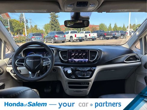 Used 2024 Chrysler Pacifica Touring-L FWD image 10